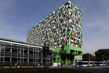 806400 Gezicht op de studentenflat Casa Confetti (Leuvenplein) te Utrecht, vanaf de Heidelberglaan.